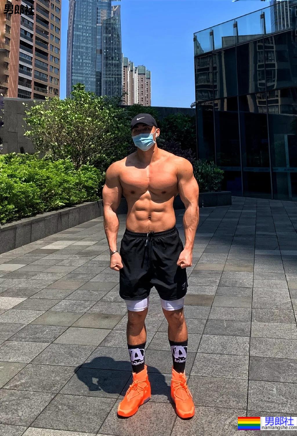 野生寸头腱子肉篮球帅哥，八块腹肌倒三角身材，荷尔蒙快爆发了!！ - 51虹马