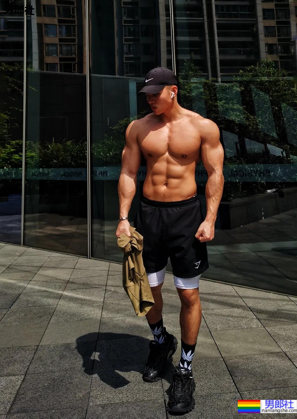 野生寸头腱子肉篮球帅哥，八块腹肌倒三角身材，荷尔蒙快爆发了!！ - 51虹马