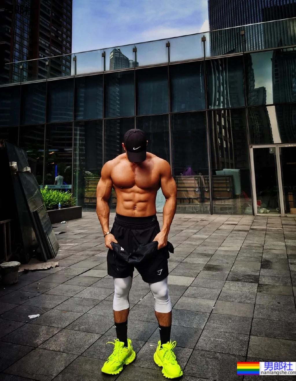 野生寸头腱子肉篮球帅哥，八块腹肌倒三角身材，荷尔蒙快爆发了!！ - 51虹马