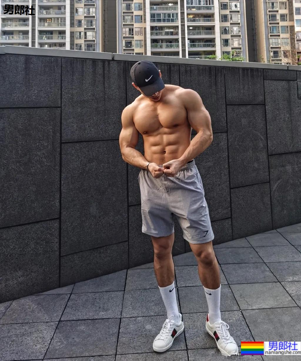 野生寸头腱子肉篮球帅哥，八块腹肌倒三角身材，荷尔蒙快爆发了!！ - 51虹马