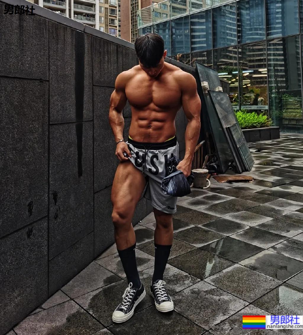 野生寸头腱子肉篮球帅哥，八块腹肌倒三角身材，荷尔蒙快爆发了!！ - 51虹马