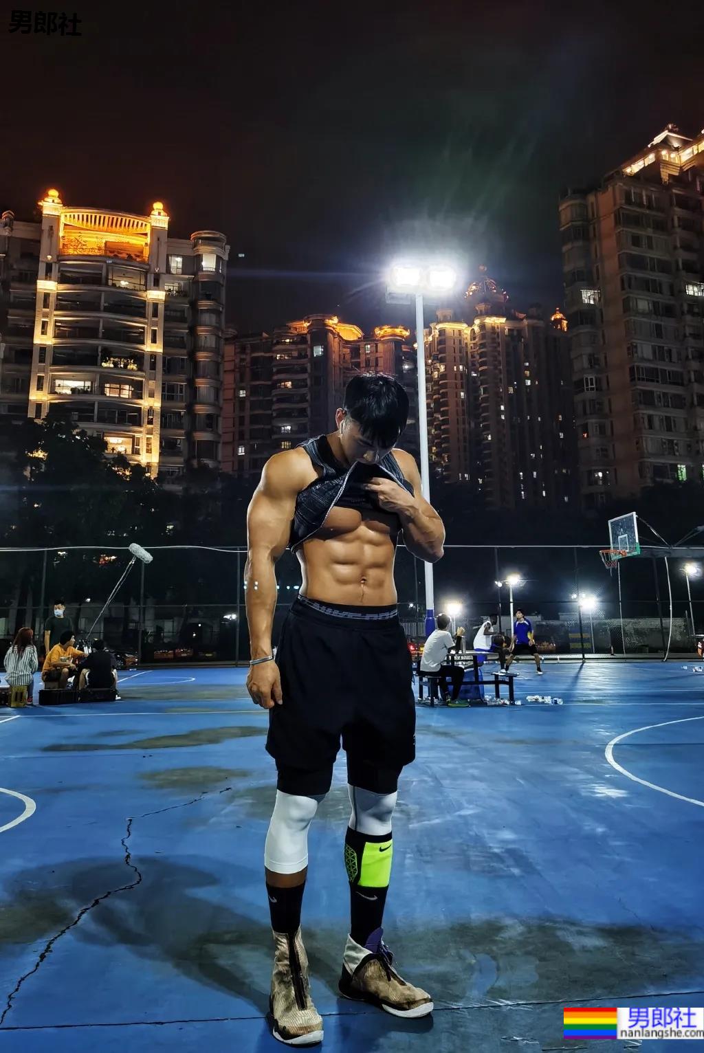 野生寸头腱子肉篮球帅哥，八块腹肌倒三角身材，荷尔蒙快爆发了!！ - 51虹马