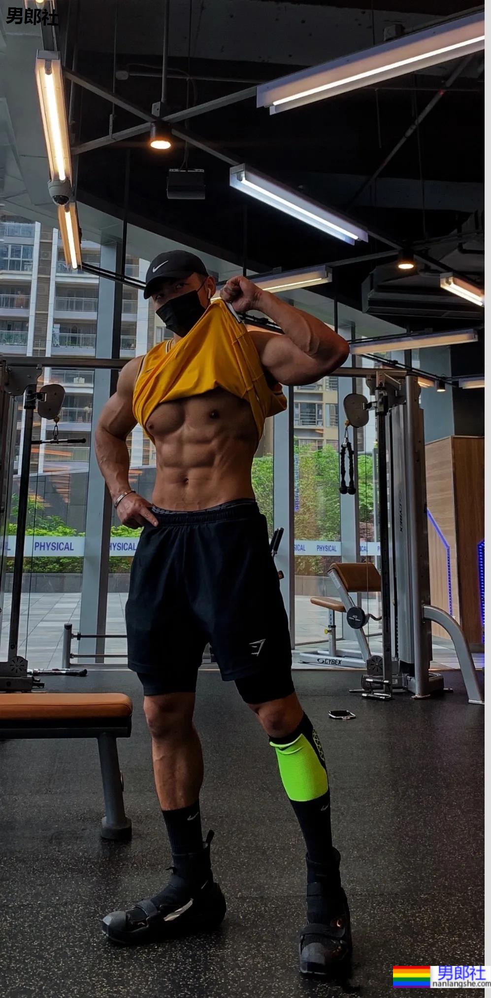 野生寸头腱子肉篮球帅哥，八块腹肌倒三角身材，荷尔蒙快爆发了!！ - 51虹马