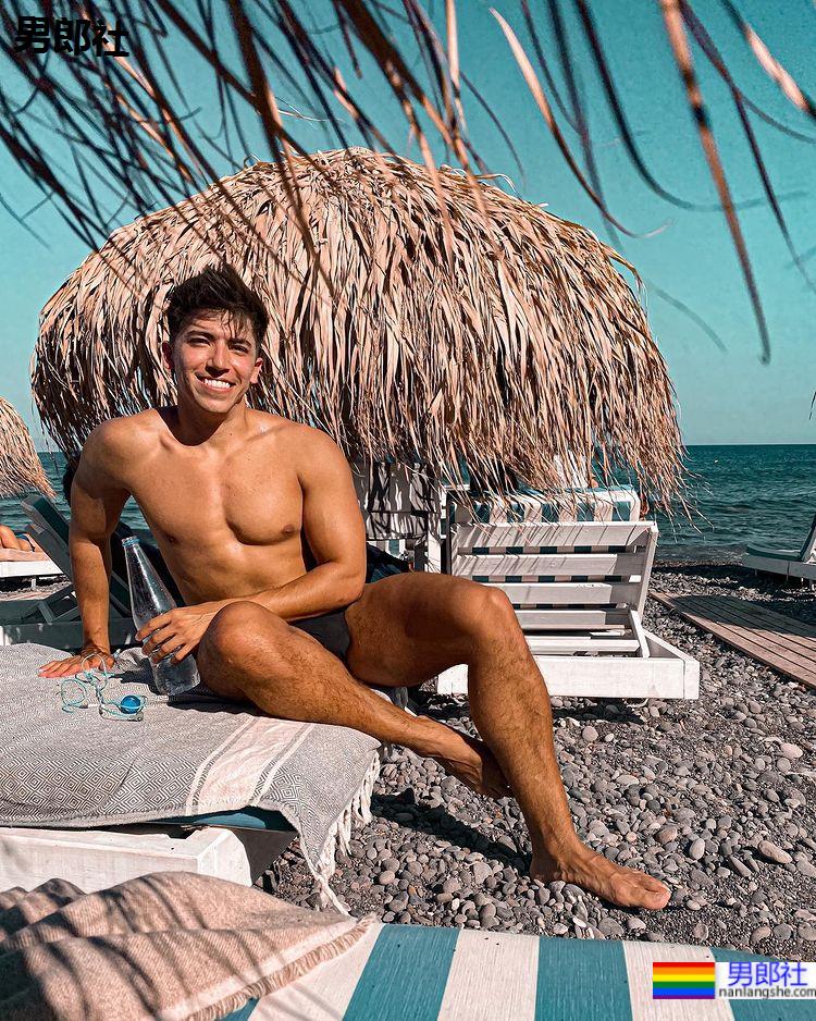 沙灘上閃耀金光用瑜珈展示肌肉的墨西哥帥哥哥：Franko Briseño-51虹马