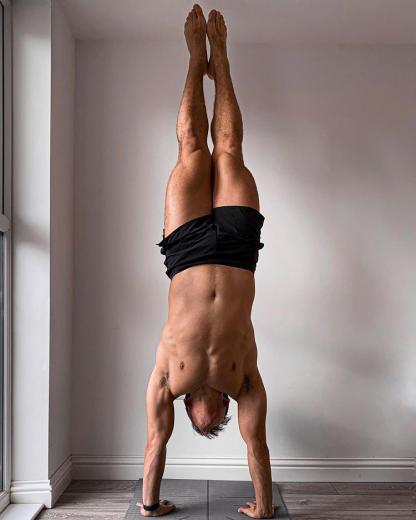 沙灘上閃耀金光用瑜珈展示肌肉的墨西哥帥哥哥：Franko Briseño - 51虹马