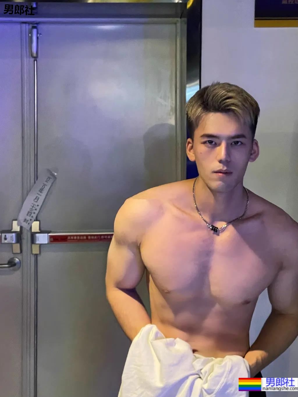 颜值肌肉零差评的"川音霍建华"又拍大片,高鼻梁长腿小狼狗这成片太绝了! - 51虹马 颜值肌肉零差评的"川音霍建华"又拍大片,高鼻梁长腿小狼狗这成片太绝了! - 51虹马