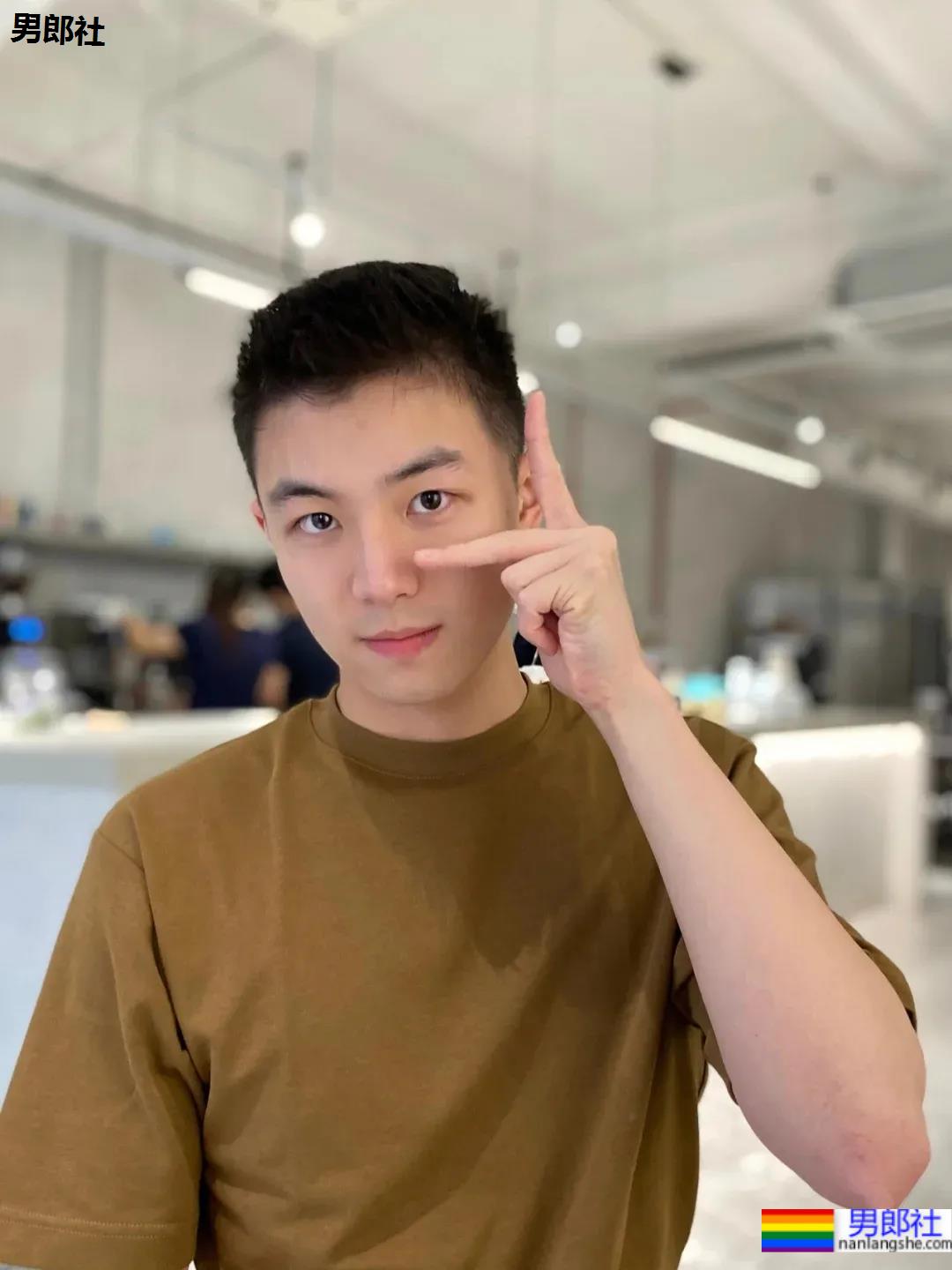 身材好颜值高的肌肉男生，笑起来太治愈了！-51虹马