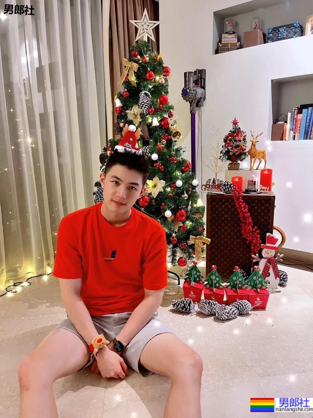 身材好颜值高的肌肉男生，笑起来太治愈了！ - 51虹马