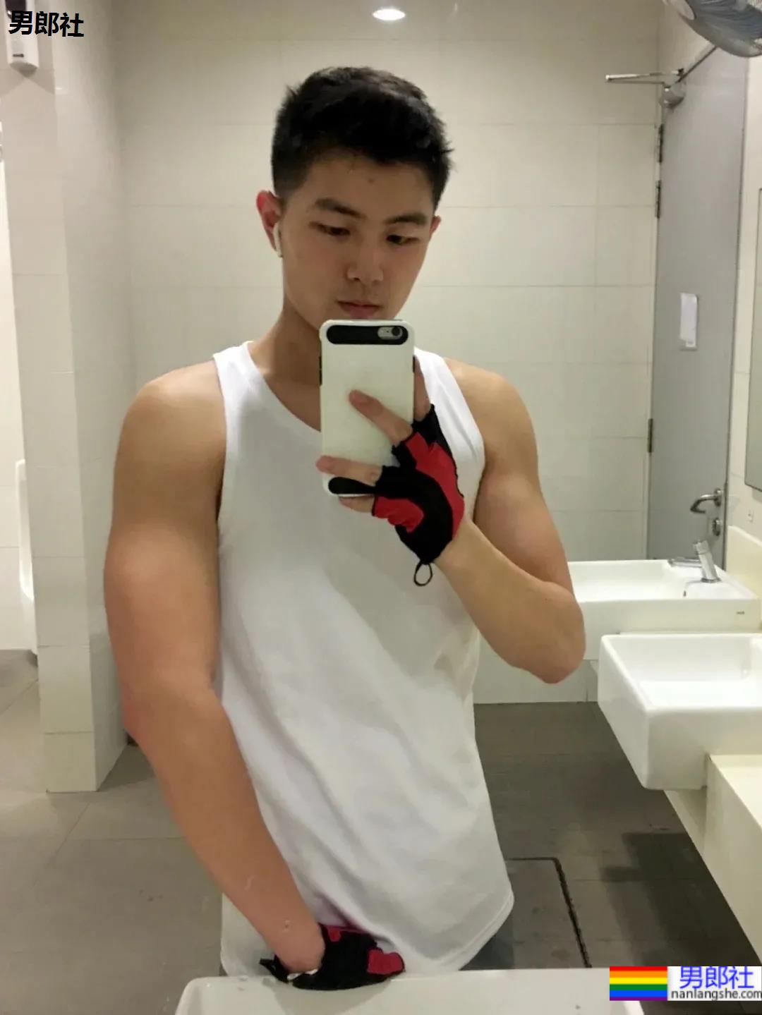 身材好颜值高的肌肉男生，笑起来太治愈了！ - 51虹马