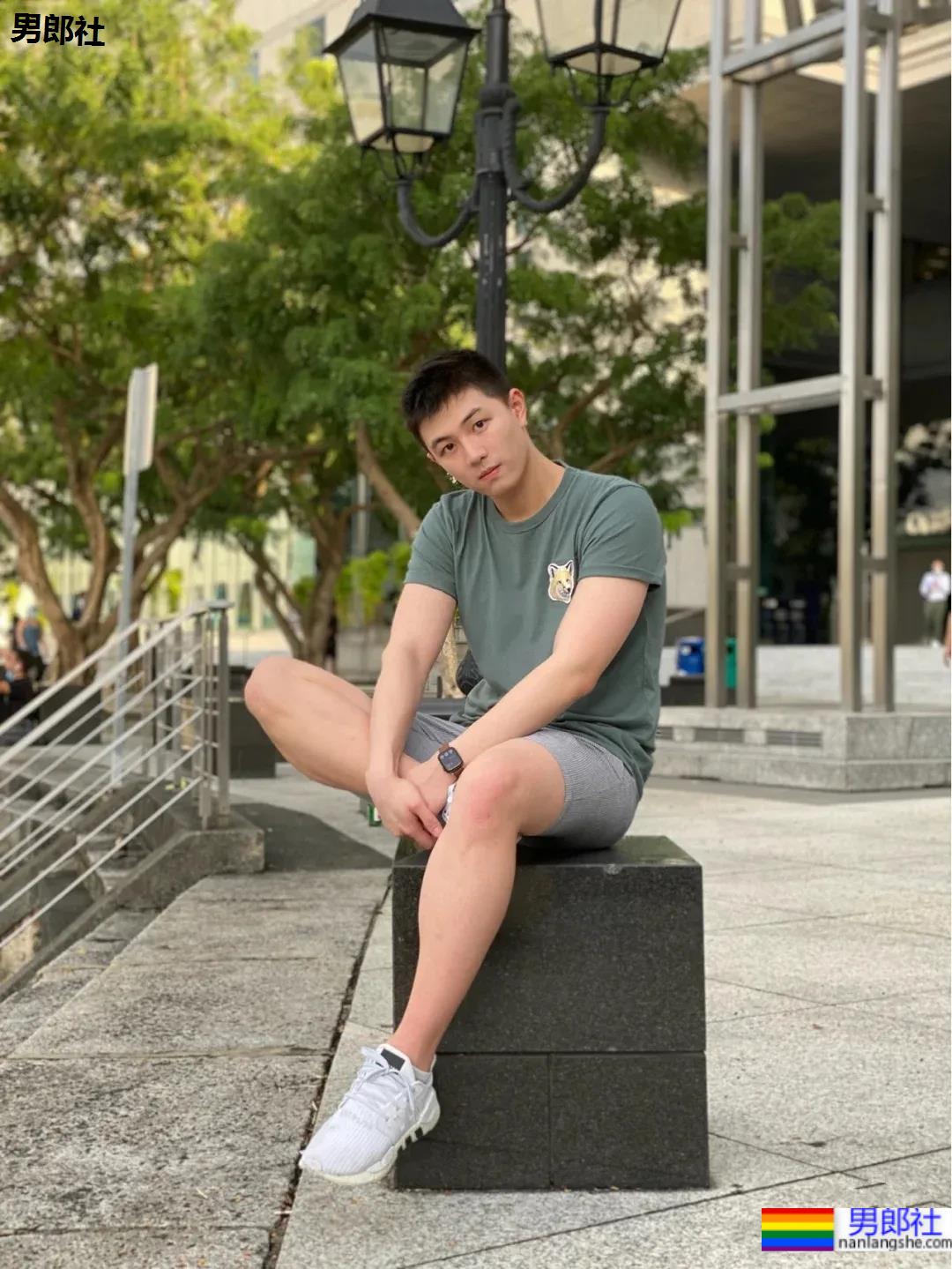 身材好颜值高的肌肉男生，笑起来太治愈了！ - 51虹马