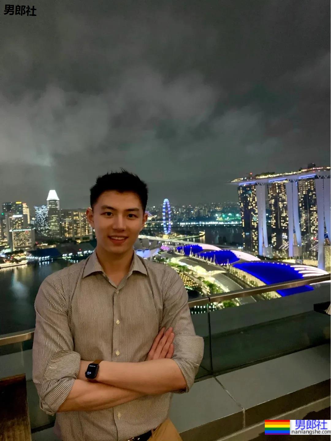 身材好颜值高的肌肉男生，笑起来太治愈了！ - 51虹马