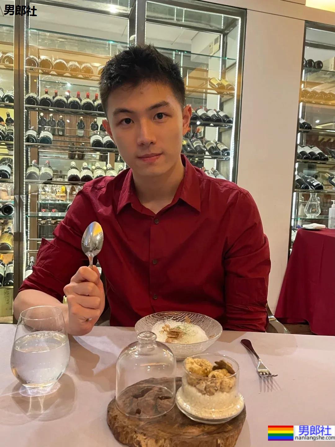 身材好颜值高的肌肉男生，笑起来太治愈了！ - 51虹马