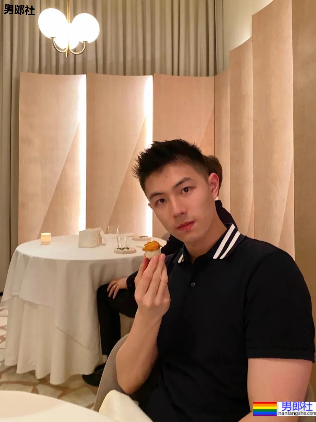 身材好颜值高的肌肉男生，笑起来太治愈了！ - 51虹马