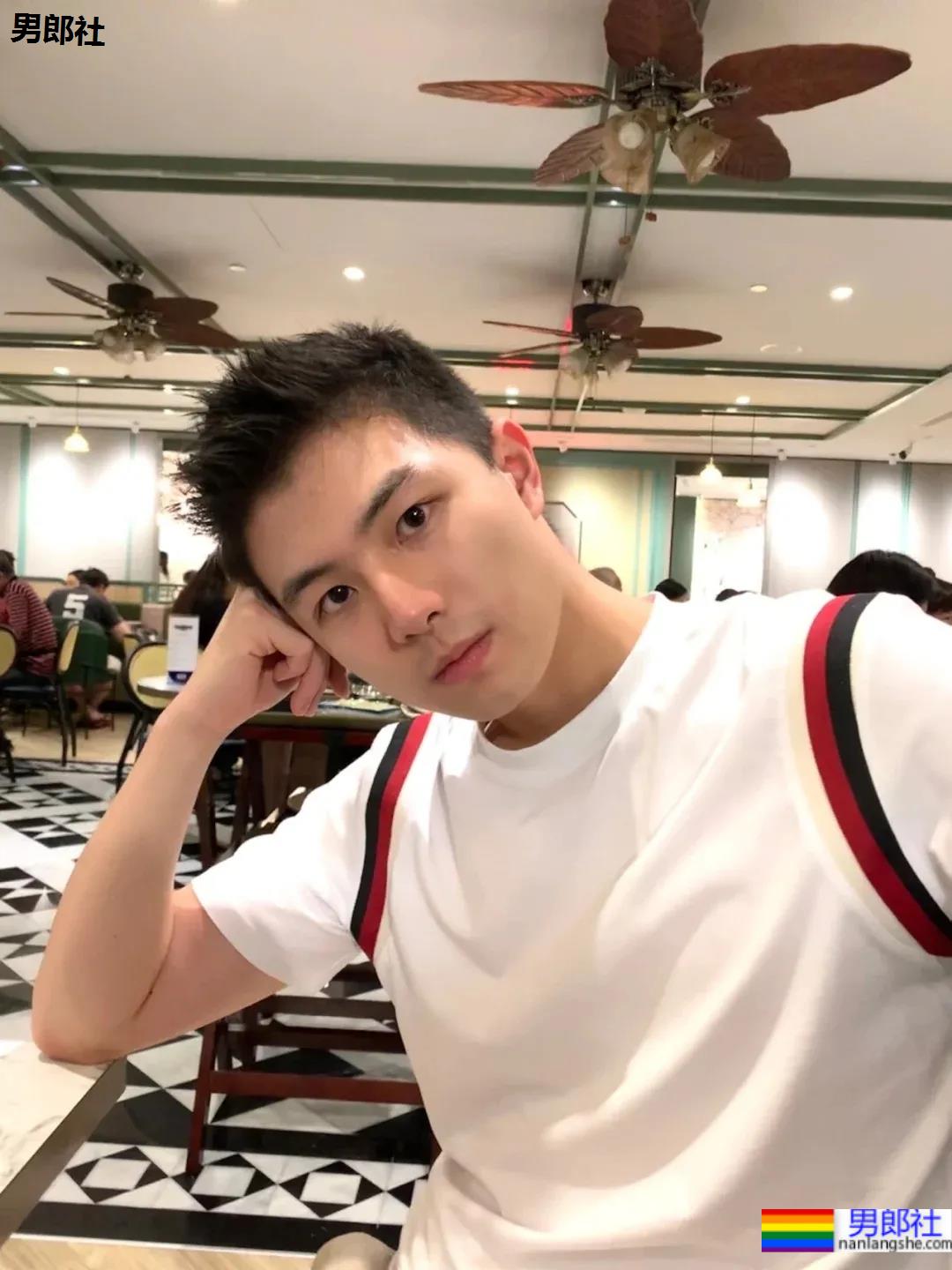 身材好颜值高的肌肉男生，笑起来太治愈了！ - 51虹马