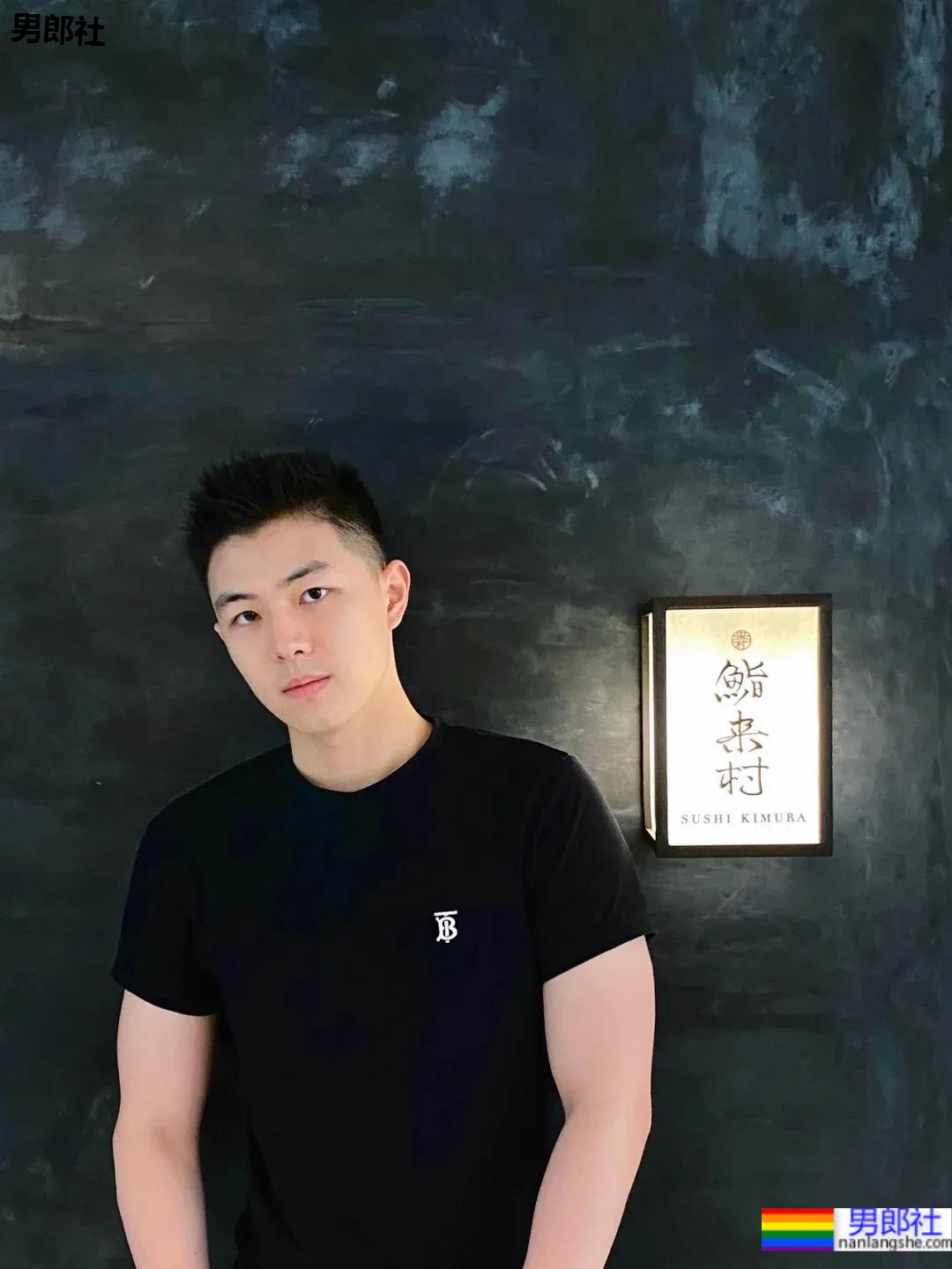 身材好颜值高的肌肉男生，笑起来太治愈了！ - 51虹马