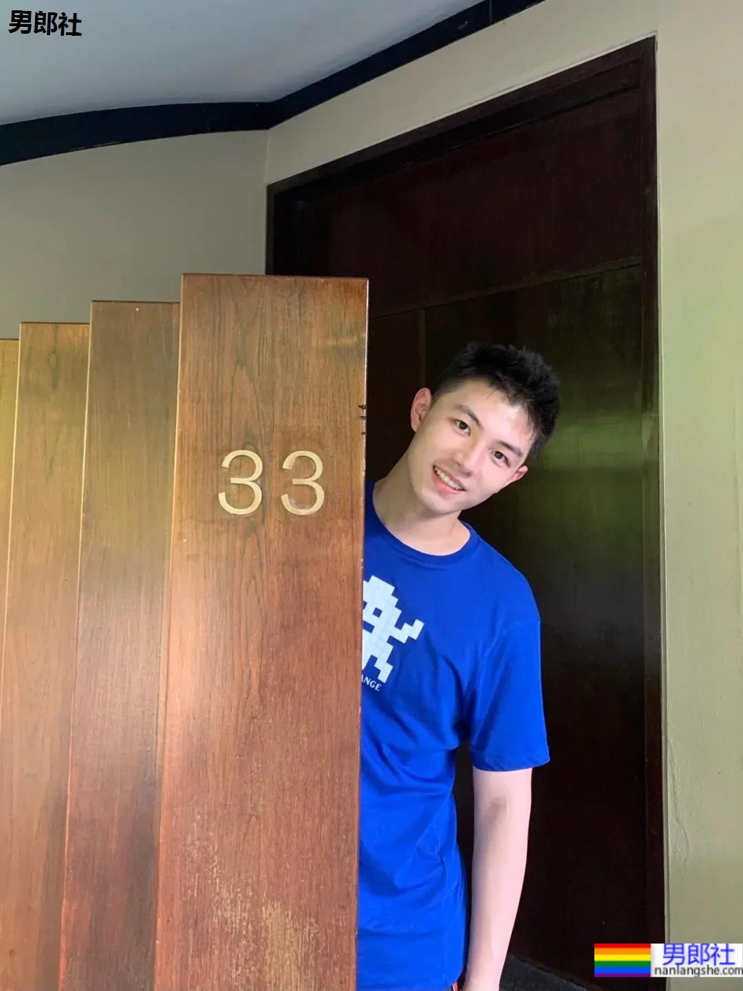 身材好颜值高的肌肉男生，笑起来太治愈了！ - 51虹马