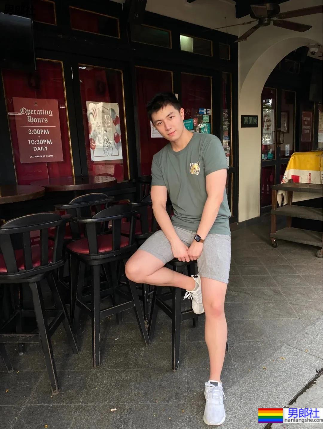 身材好颜值高的肌肉男生，笑起来太治愈了！ - 51虹马