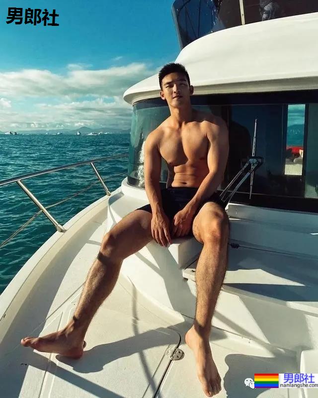 毛若懿早年照曝光，从偶像男团到圈内名媛差别大？ - 51虹马