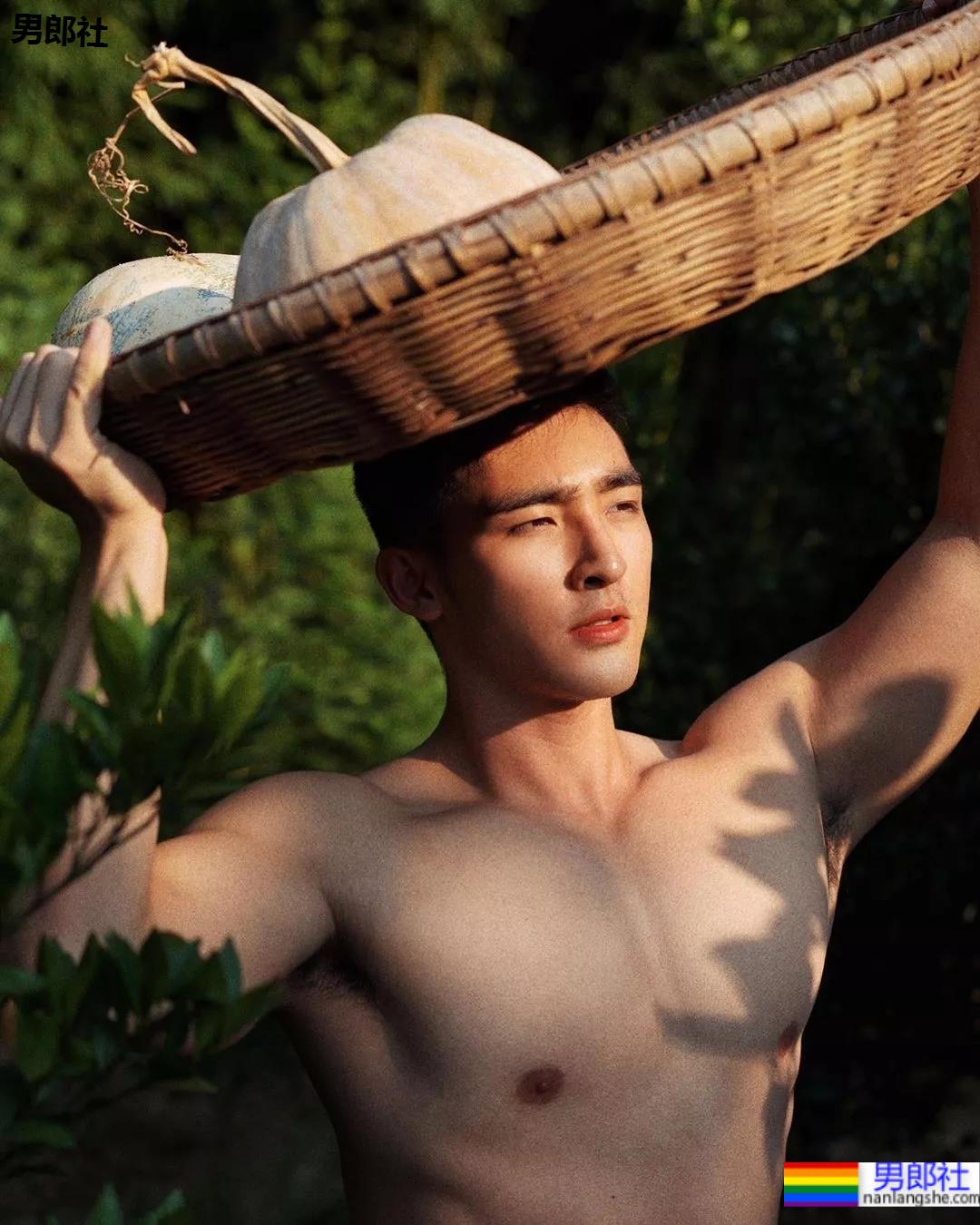 毛若懿早年照曝光，从偶像男团到圈内名媛差别大？ - 51虹马