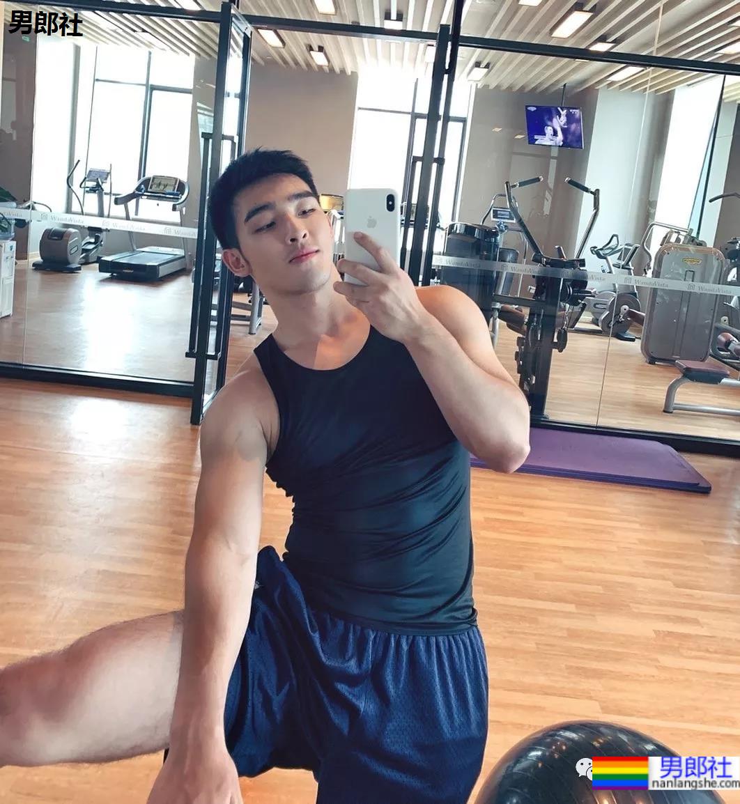 毛若懿早年照曝光，从偶像男团到圈内名媛差别大？ - 51虹马