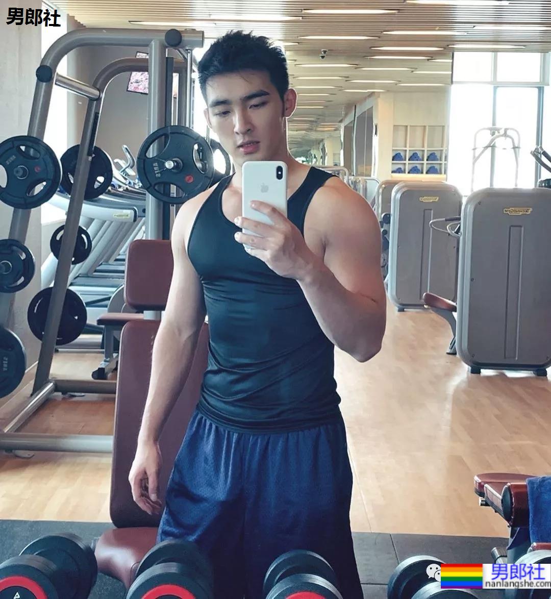 毛若懿早年照曝光，从偶像男团到圈内名媛差别大？ - 51虹马