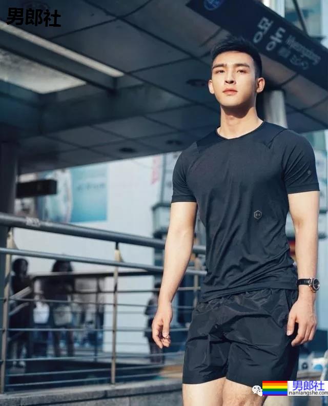 毛若懿早年照曝光，从偶像男团到圈内名媛差别大？ - 51虹马