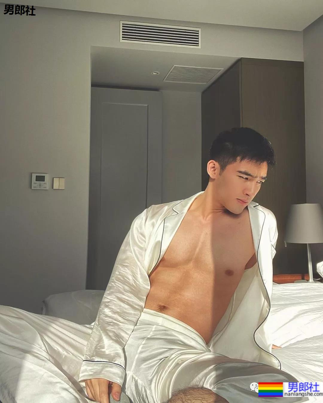 毛若懿早年照曝光，从偶像男团到圈内名媛差别大？ - 51虹马