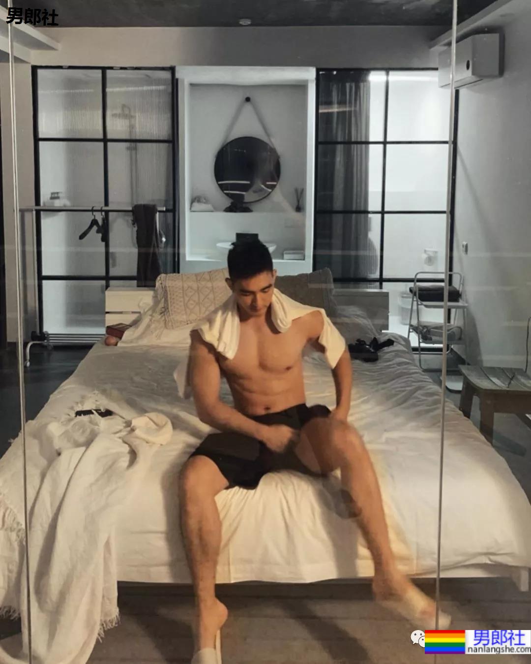 毛若懿早年照曝光，从偶像男团到圈内名媛差别大？ - 51虹马