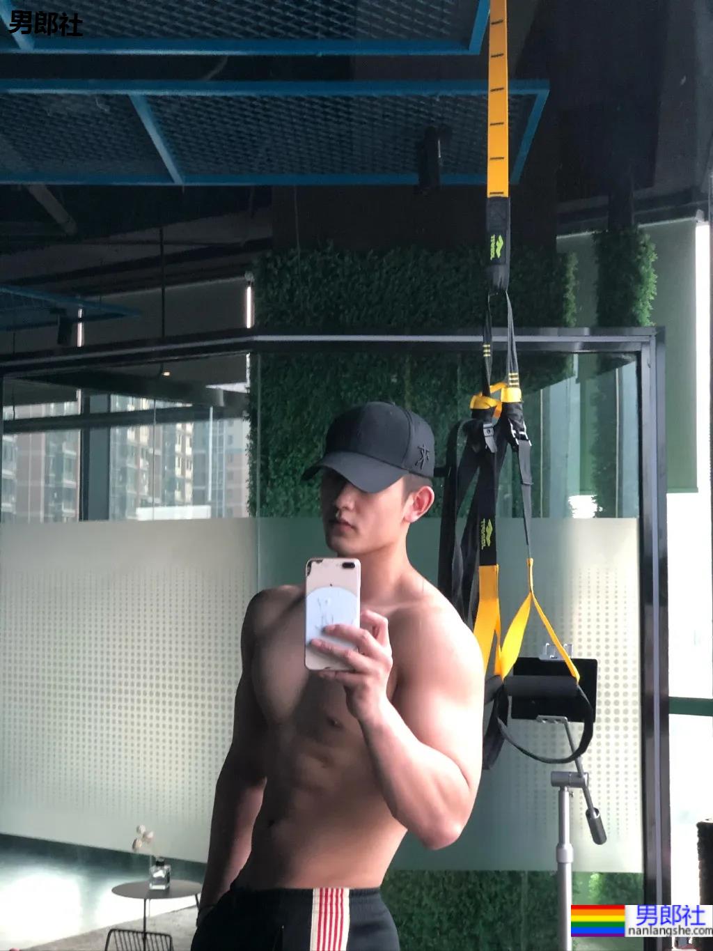 白壮退役特战队员居然登上央视了？一身腱子肉身材越来越壮了！ - 51虹马