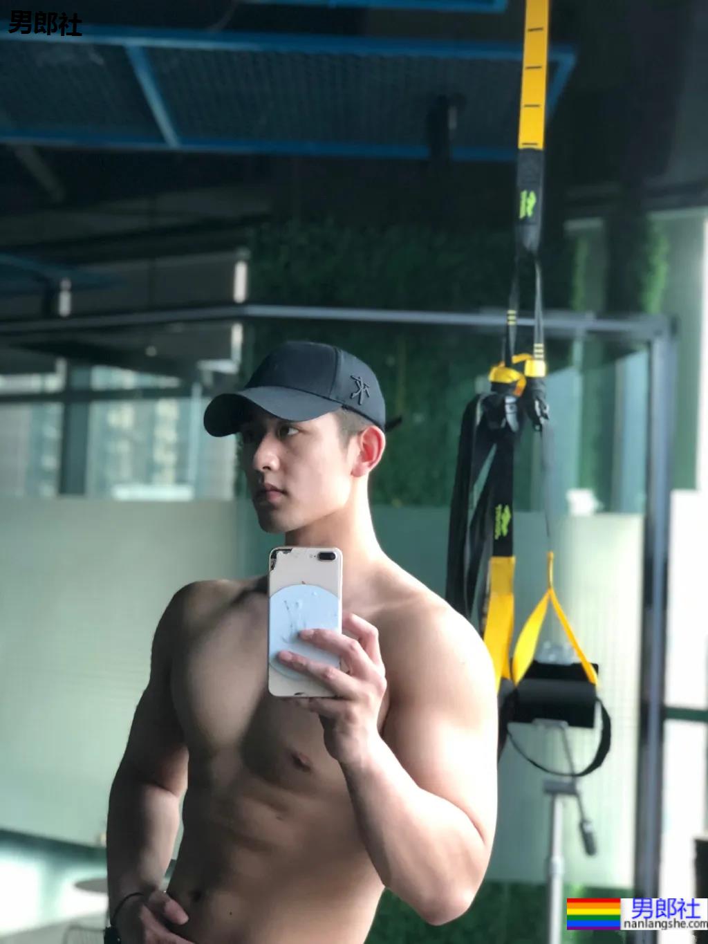 白壮退役特战队员居然登上央视了？一身腱子肉身材越来越壮了！ - 51虹马