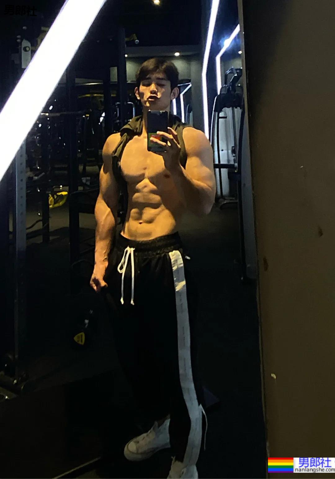 白壮退役特战队员居然登上央视了？一身腱子肉身材越来越壮了！ - 51虹马