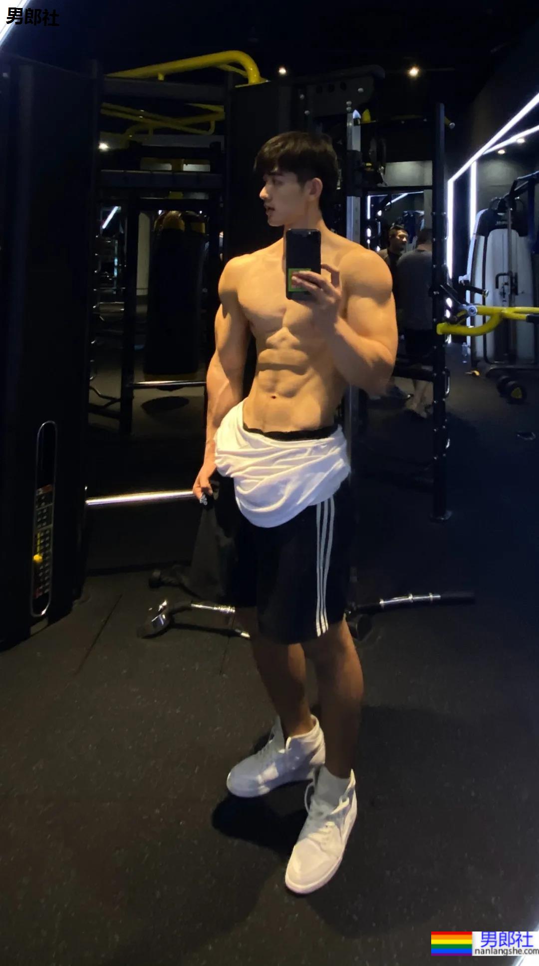 白壮退役特战队员居然登上央视了？一身腱子肉身材越来越壮了！ - 51虹马