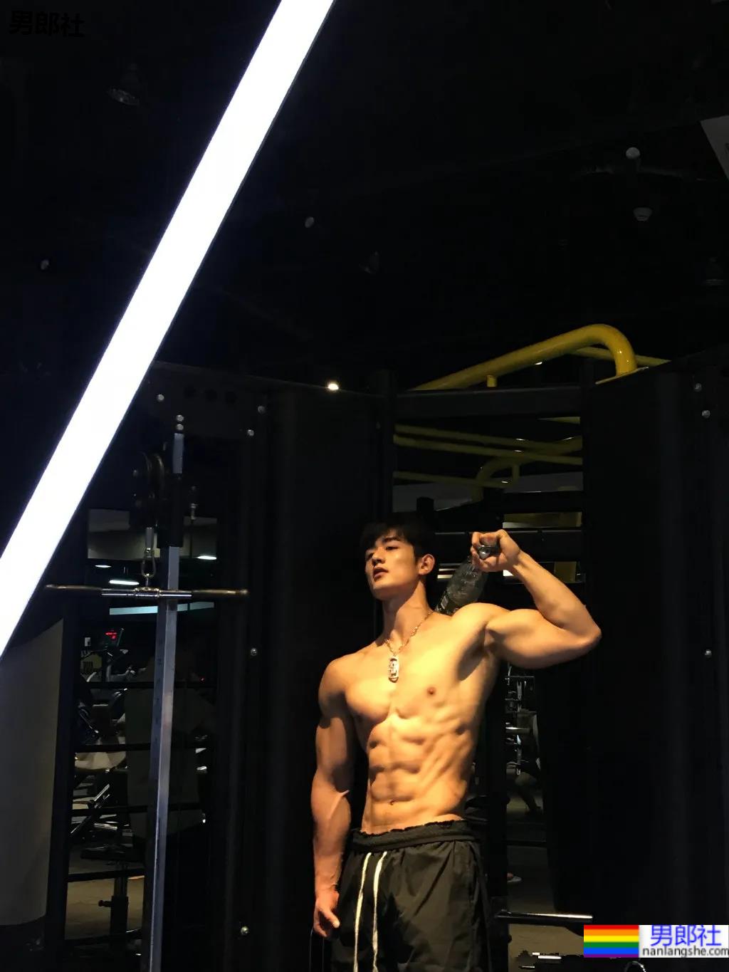 白壮退役特战队员居然登上央视了？一身腱子肉身材越来越壮了！ - 51虹马