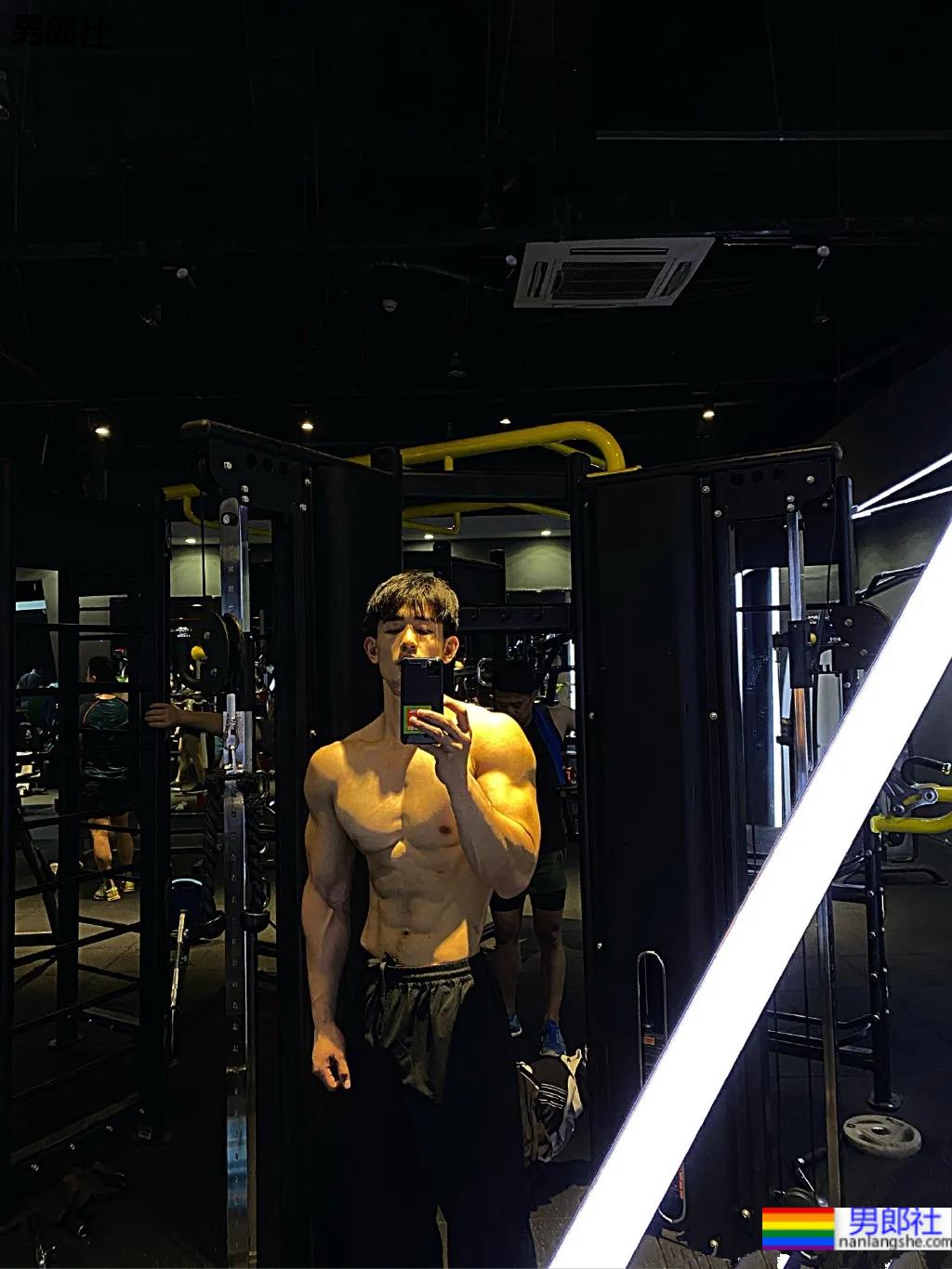 白壮退役特战队员居然登上央视了？一身腱子肉身材越来越壮了！ - 51虹马