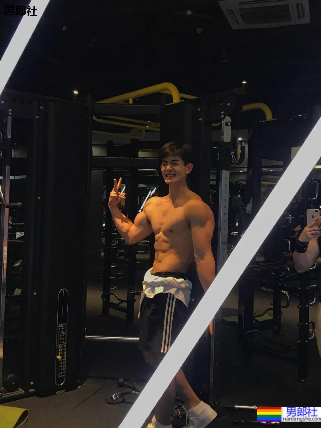 白壮退役特战队员居然登上央视了？一身腱子肉身材越来越壮了！ - 51虹马