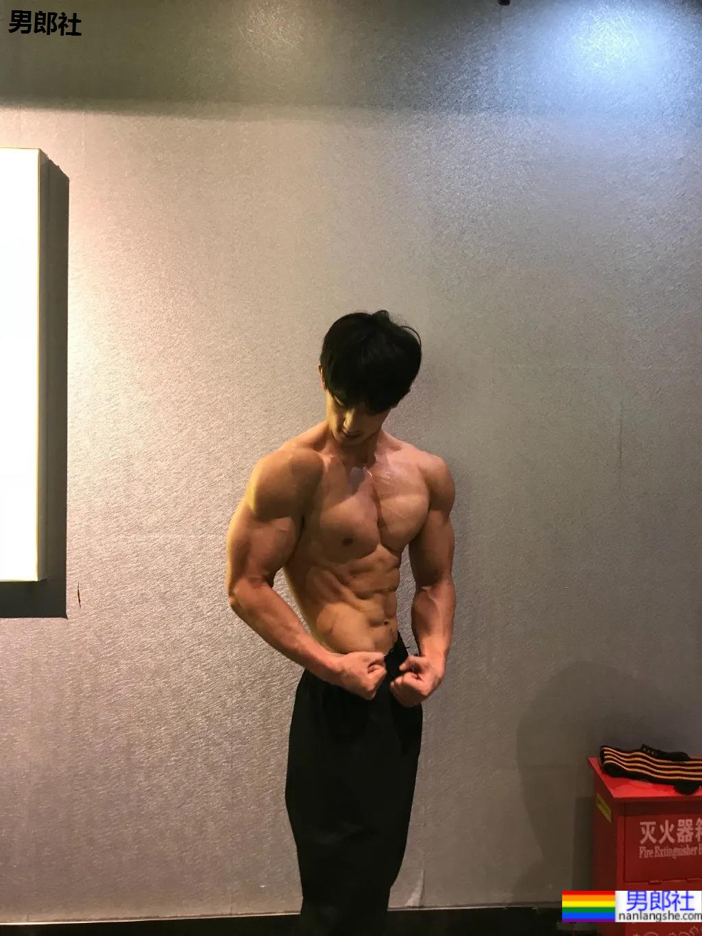 白壮退役特战队员居然登上央视了？一身腱子肉身材越来越壮了！ - 51虹马