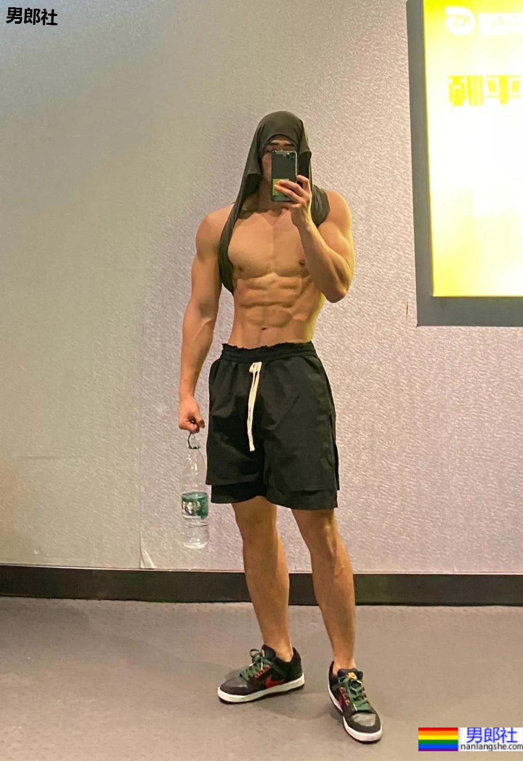 白壮退役特战队员居然登上央视了？一身腱子肉身材越来越壮了！ - 51虹马