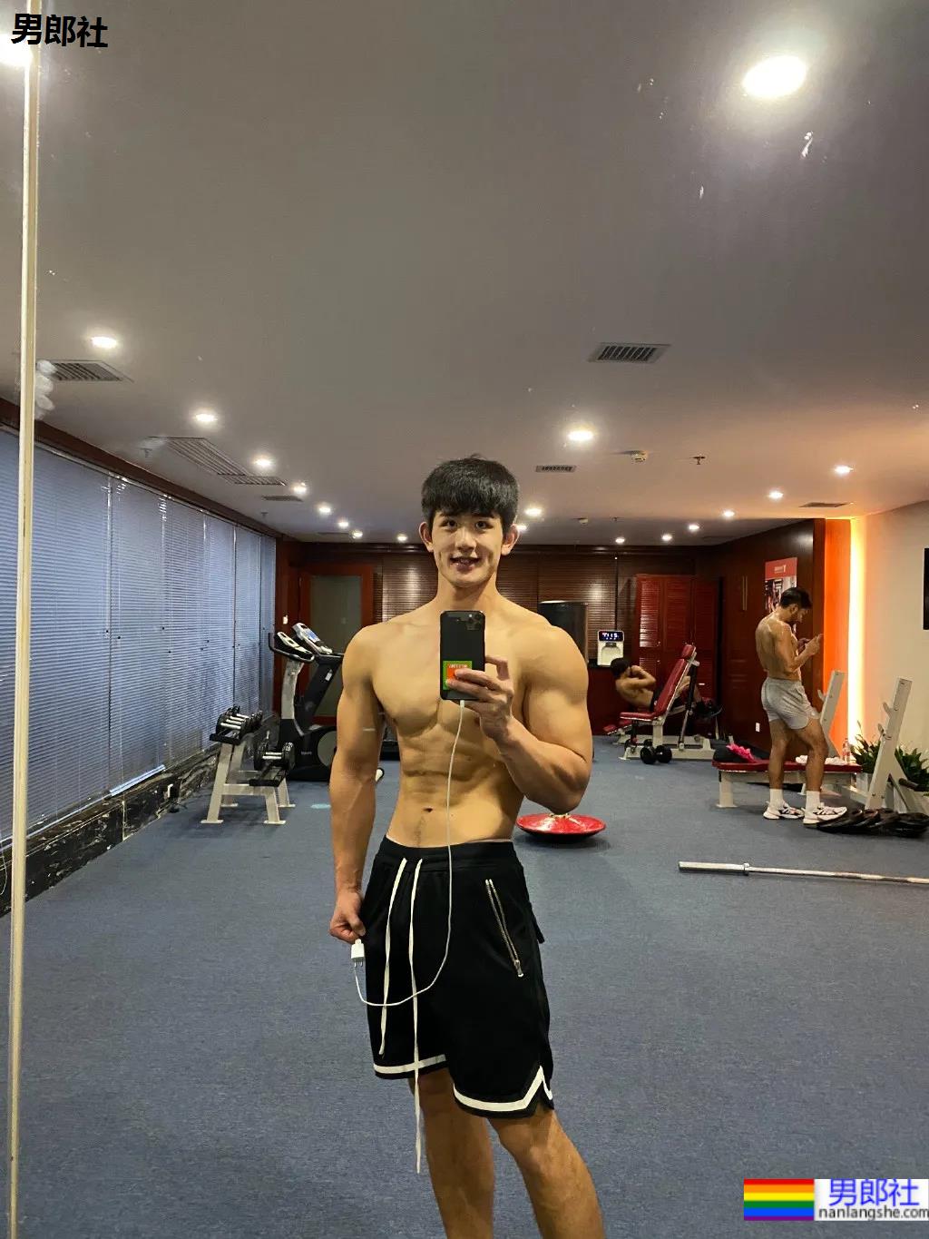 白壮退役特战队员居然登上央视了？一身腱子肉身材越来越壮了！ - 51虹马