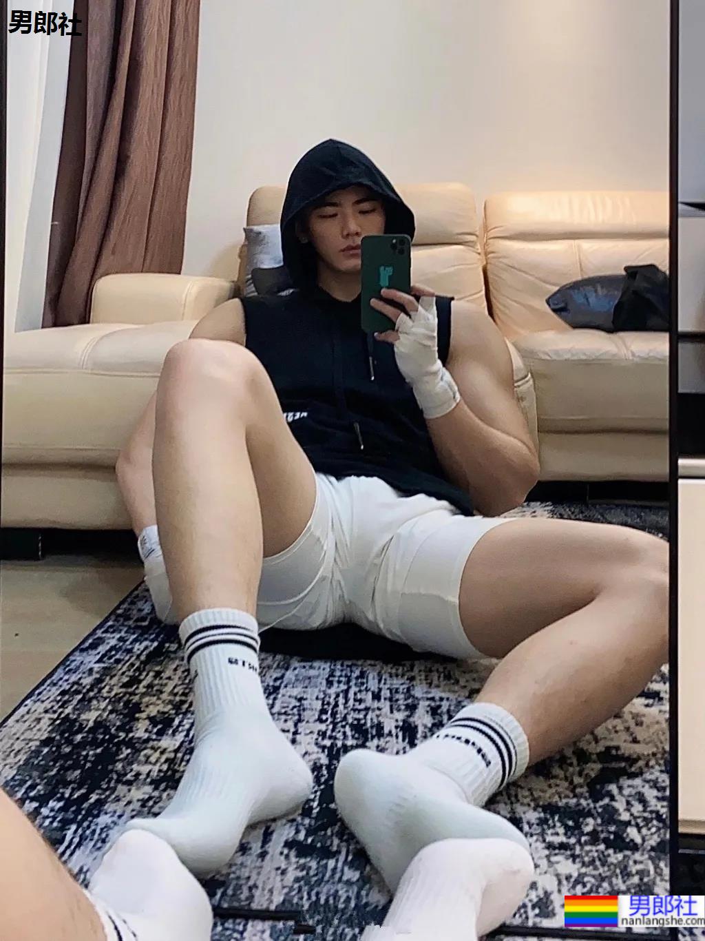 寸头肌肉医生自拍照太吸睛，白哇大长腿千万不可错过! - 51虹马