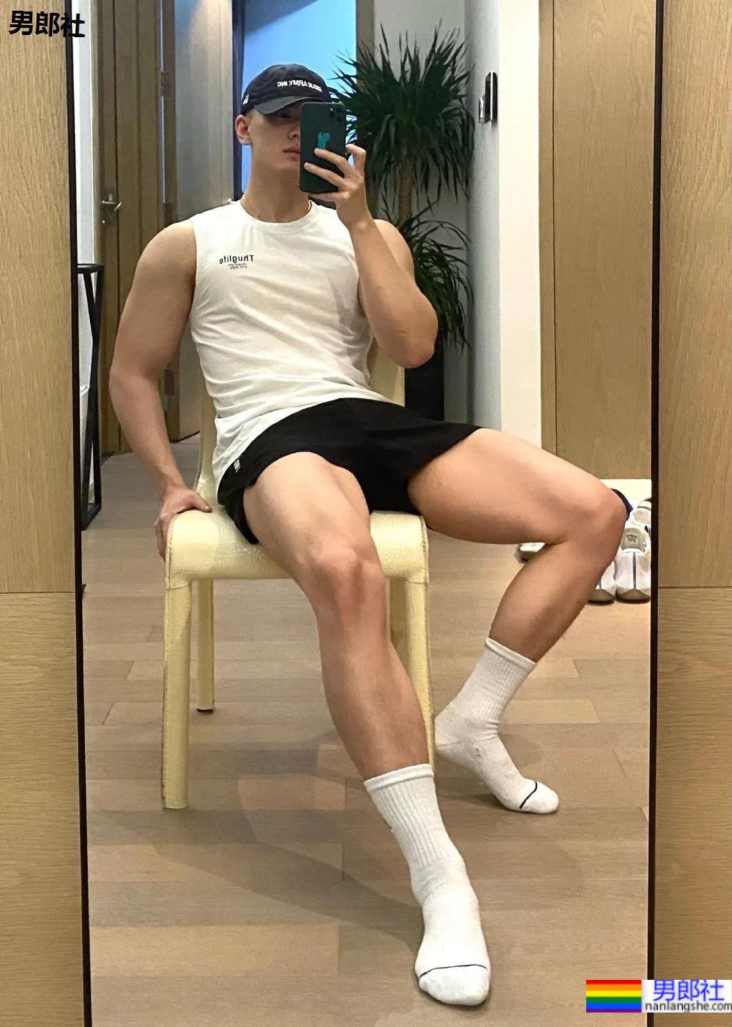 寸头肌肉医生自拍照太吸睛，白哇大长腿千万不可错过! - 51虹马