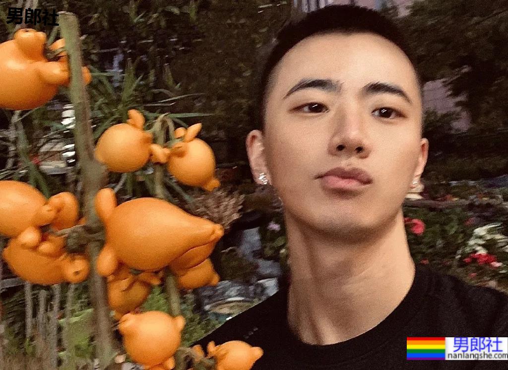 寸头肌肉医生自拍照太吸睛，白哇大长腿千万不可错过! - 51虹马