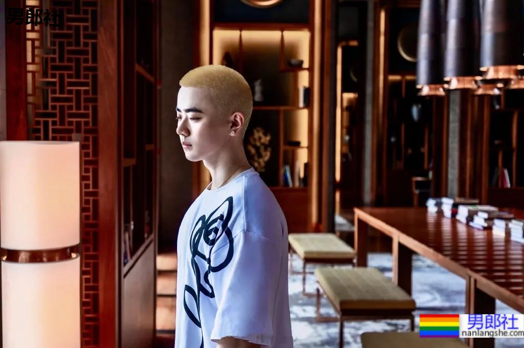 寸头肌肉医生自拍照太吸睛，白哇大长腿千万不可错过! - 51虹马