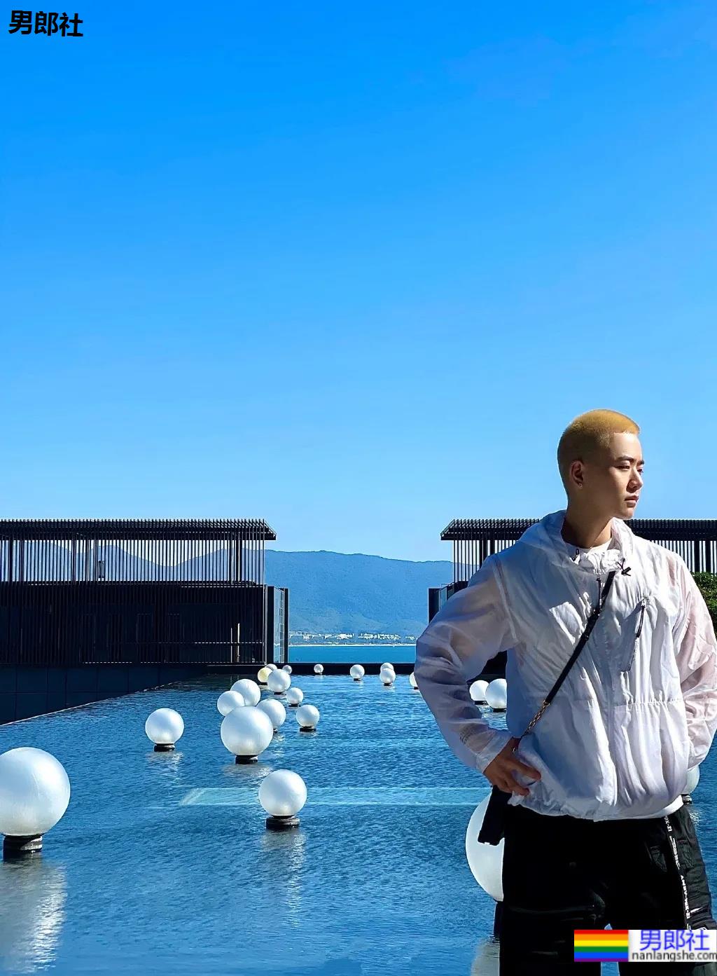 寸头肌肉医生自拍照太吸睛，白哇大长腿千万不可错过! - 51虹马