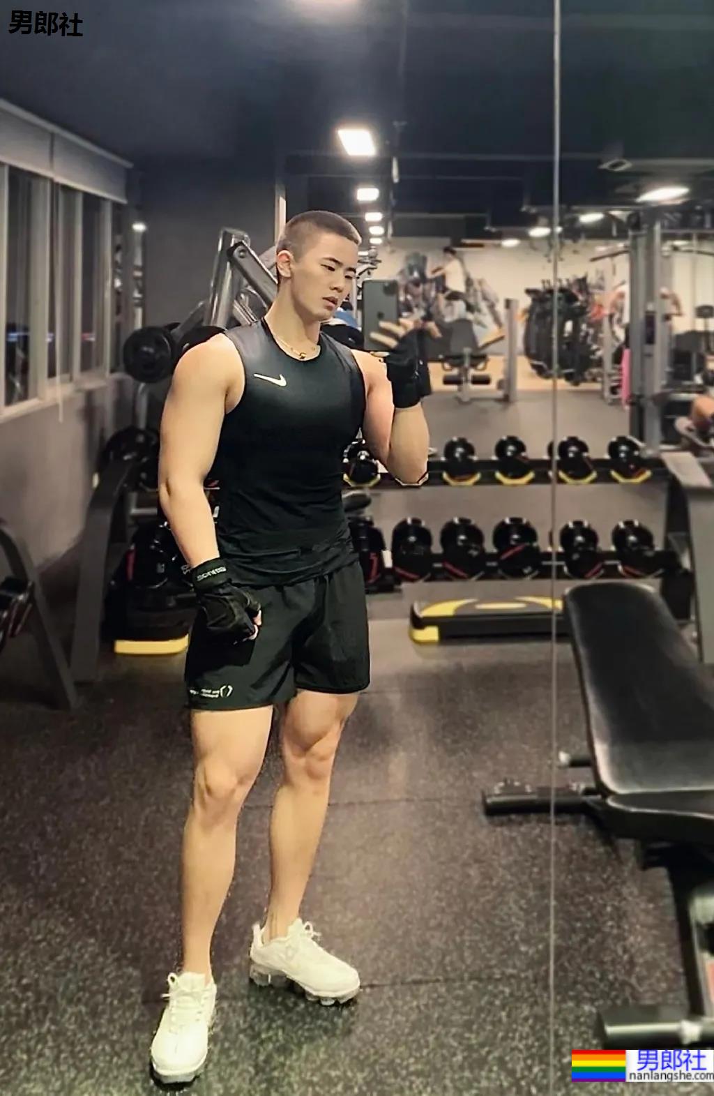 寸头肌肉医生自拍照太吸睛，白哇大长腿千万不可错过! - 51虹马