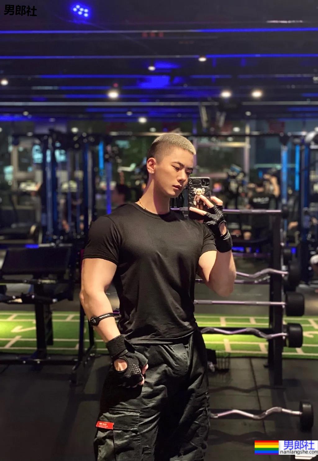 寸头肌肉医生自拍照太吸睛，白哇大长腿千万不可错过! - 51虹马