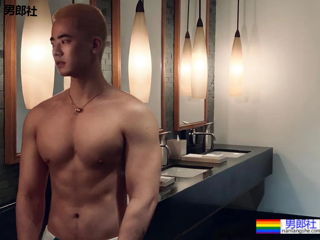 寸头肌肉医生自拍照太吸睛，白哇大长腿千万不可错过! - 51虹马