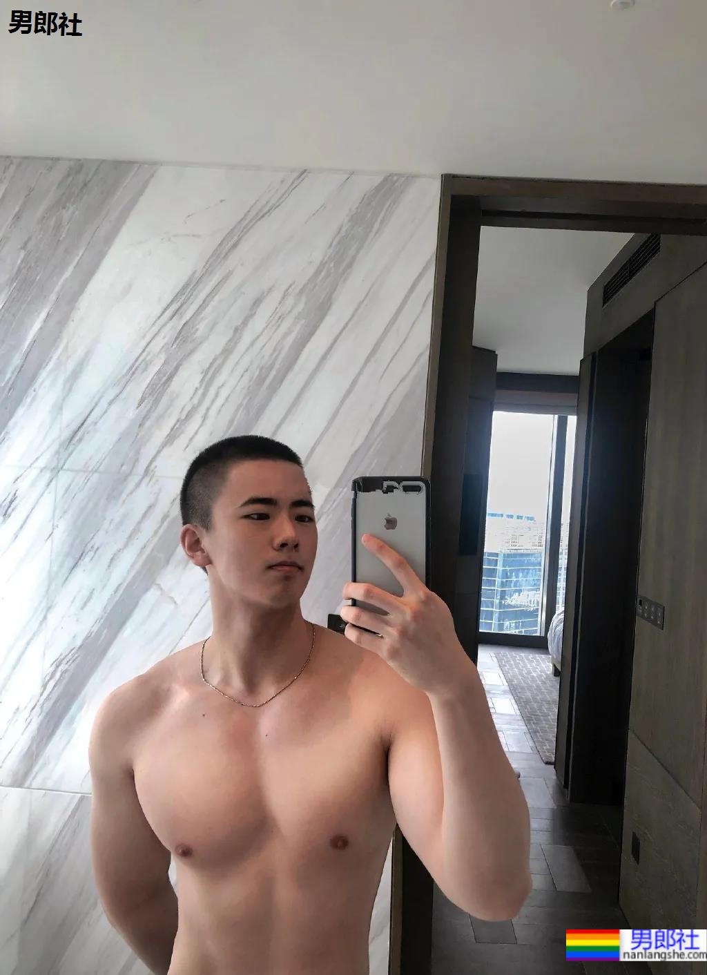 寸头肌肉医生自拍照太吸睛，白哇大长腿千万不可错过! - 51虹马