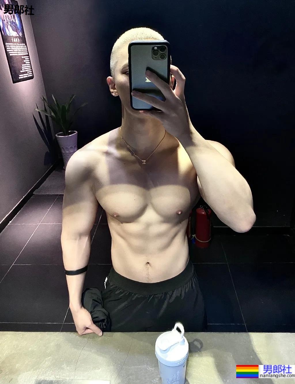 寸头肌肉医生自拍照太吸睛，白哇大长腿千万不可错过! - 51虹马