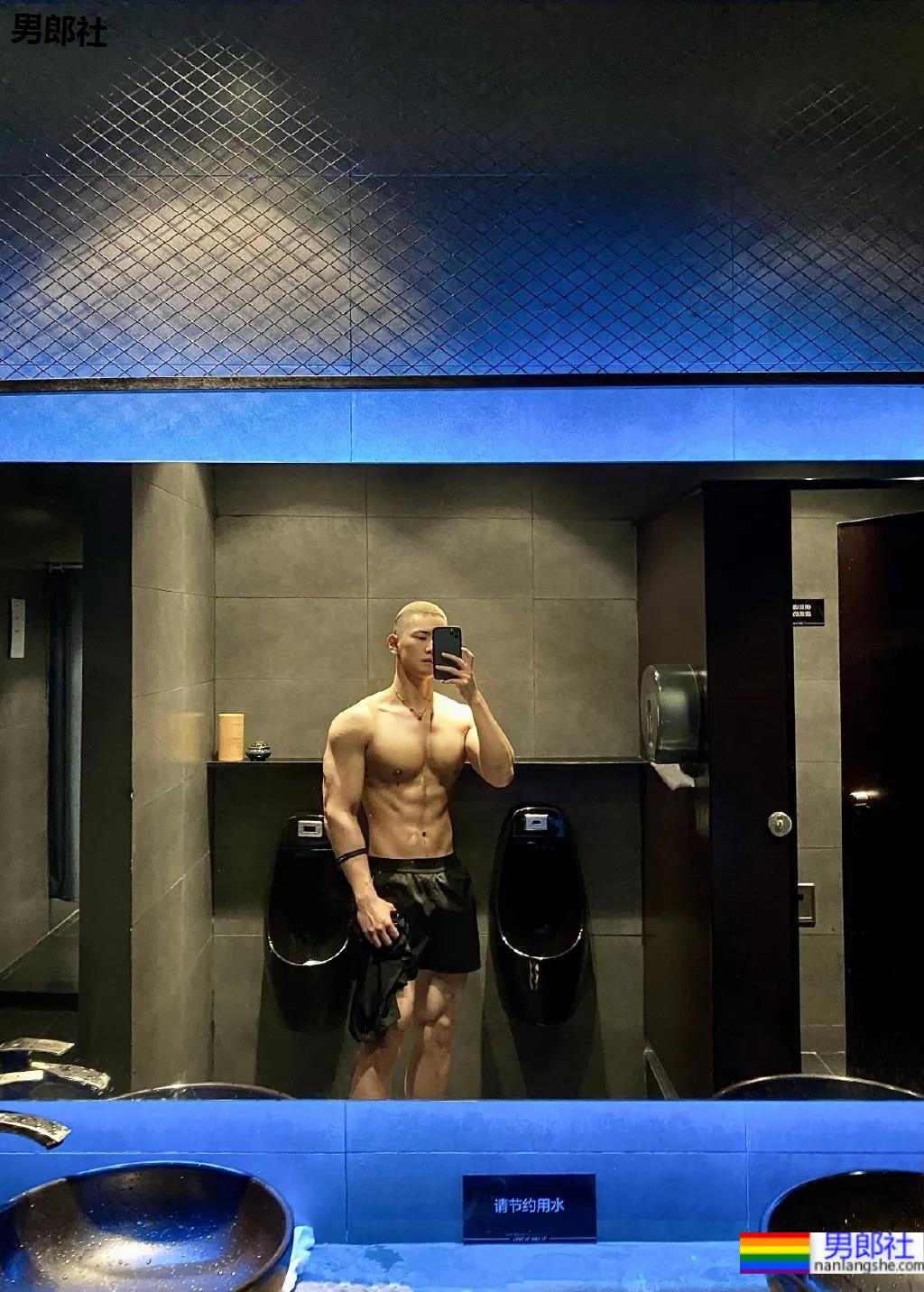 寸头肌肉医生自拍照太吸睛，白哇大长腿千万不可错过! - 51虹马