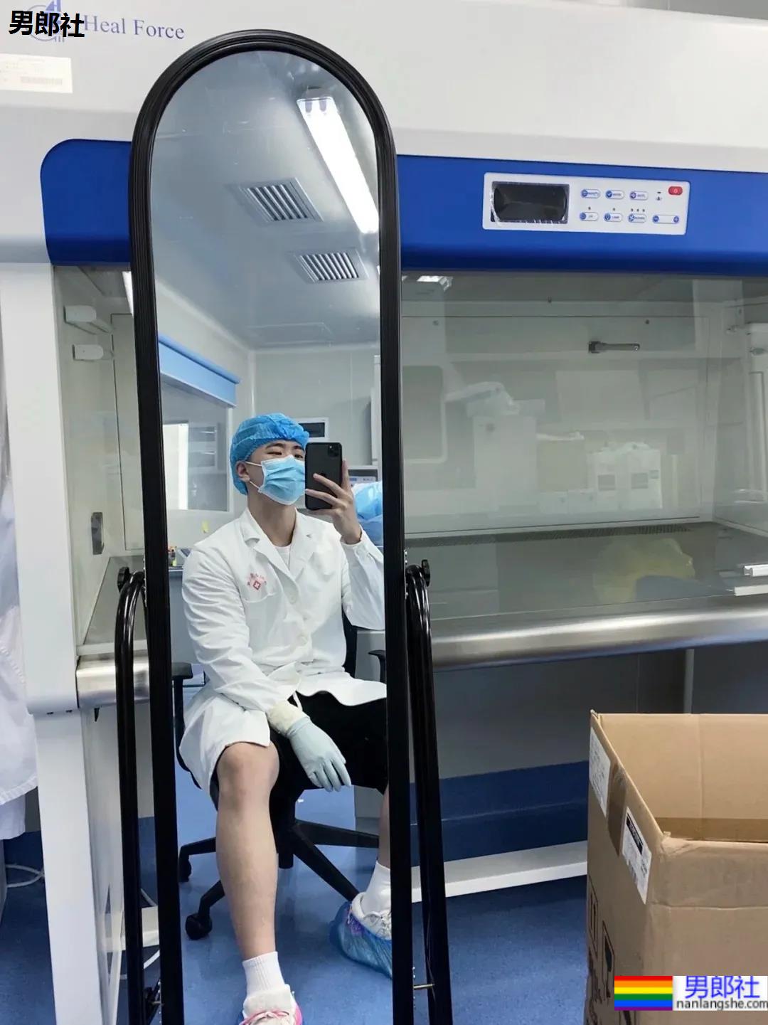 寸头肌肉医生自拍照太吸睛，白哇大长腿千万不可错过! - 51虹马